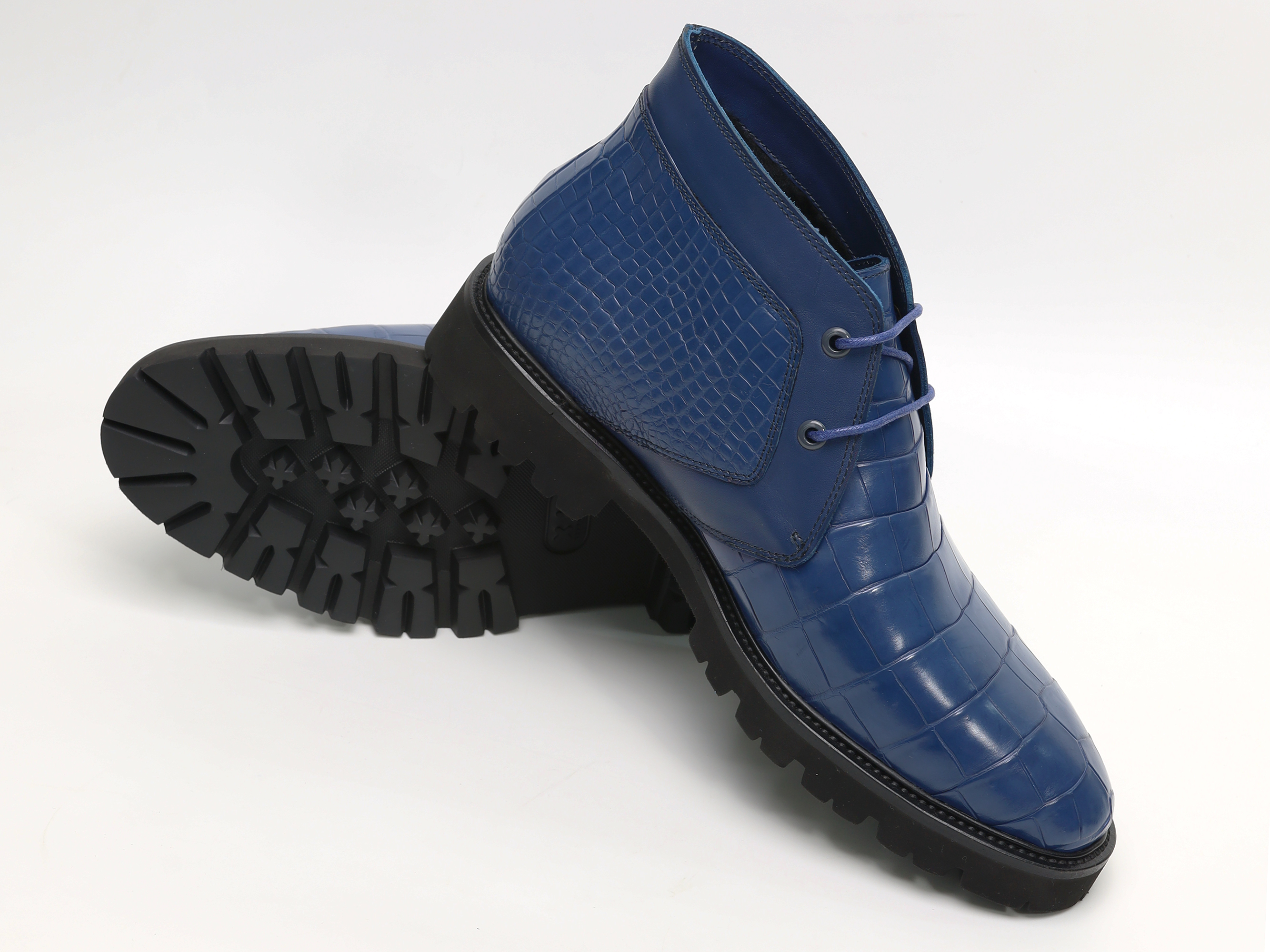 Men's Alligator Chukka Boots: Handcrafted Luxury with Warm Fur Lining – Own a Piece of Exotic Art.
